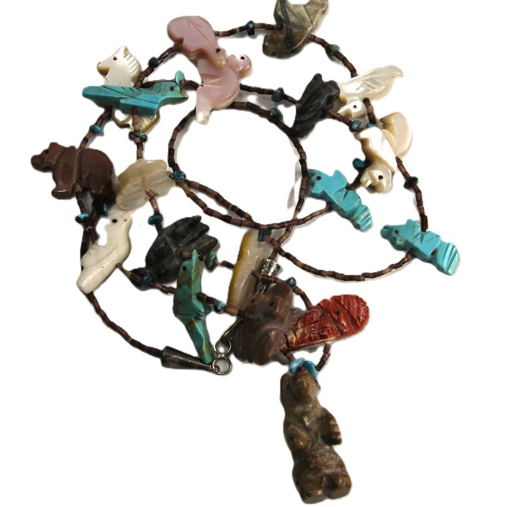 VINTAGE NATIVE AMERICAN FETISH NECKLACE WITH STANDING BEAR CENTER PENDANT